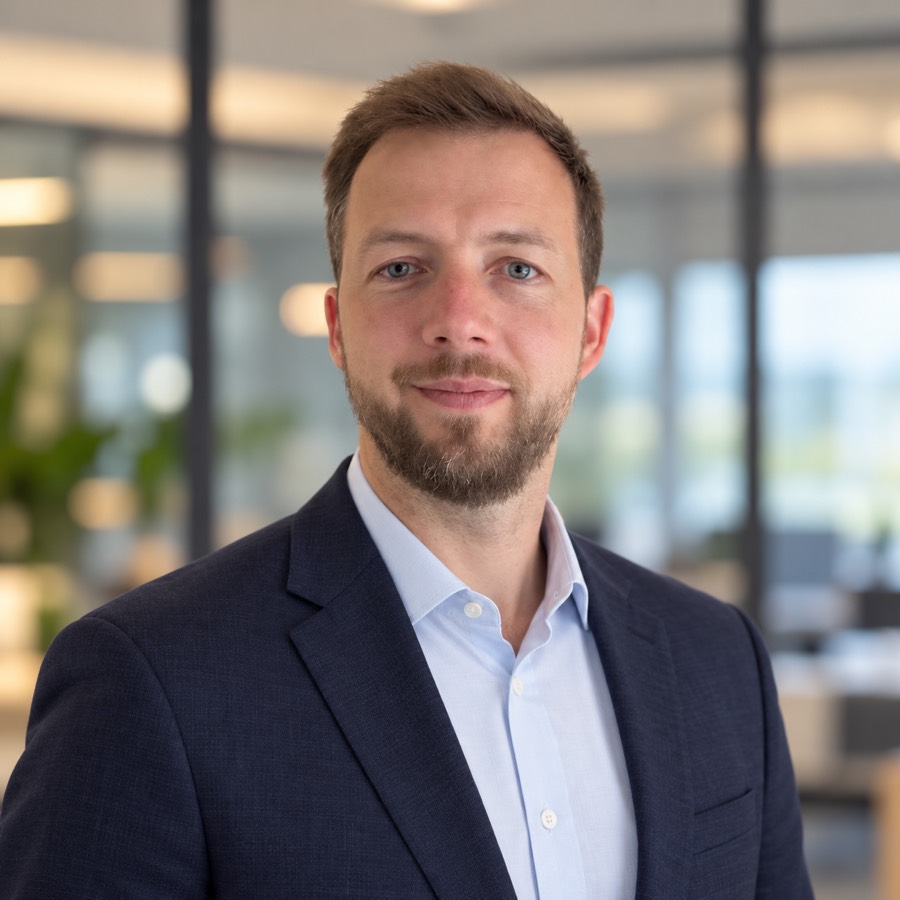 Business-Porträt im Büro-Umfeld