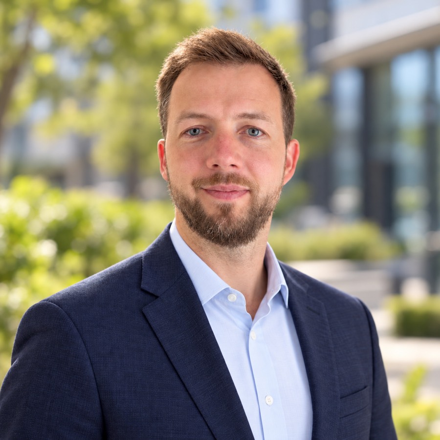 Business-Porträt draußen bei natürlichem Licht