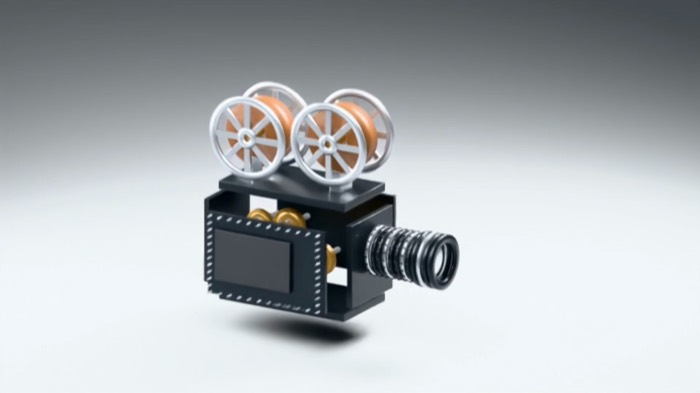 Die fertig zusammengesetzte Filmkamera mit zwei Filmrollen auf neutralem Studiohintergrund