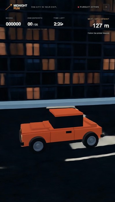 Das fertige Rennspiel: ein orangefarbener Wagen auf einer nächtlichen Straße, oben die Anzeige mit Punktzahl und Entfernung