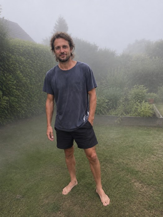 Dasselbe Gartenfoto, jetzt in dichten Nebel gehüllt