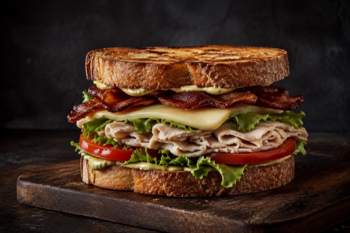 Ein belegtes Sandwich auf einem Holzbrett