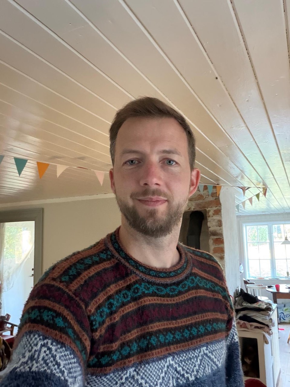 Selfie von Philipp im Wohnzimmer, das als Identitätsreferenz für die Selfie-Befehle dient