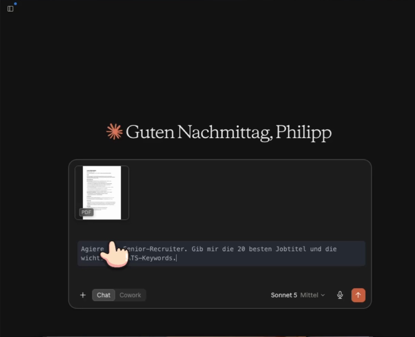 Claude-Desktop-App mit angehängtem Lebenslauf-PDF und dem getippten Senior-Recruiter-Prompt