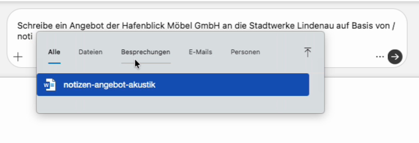 Copilot-Eingabezeile in Word, nach dem Schrägstrich erscheint die Datei notizen-angebot-akustik