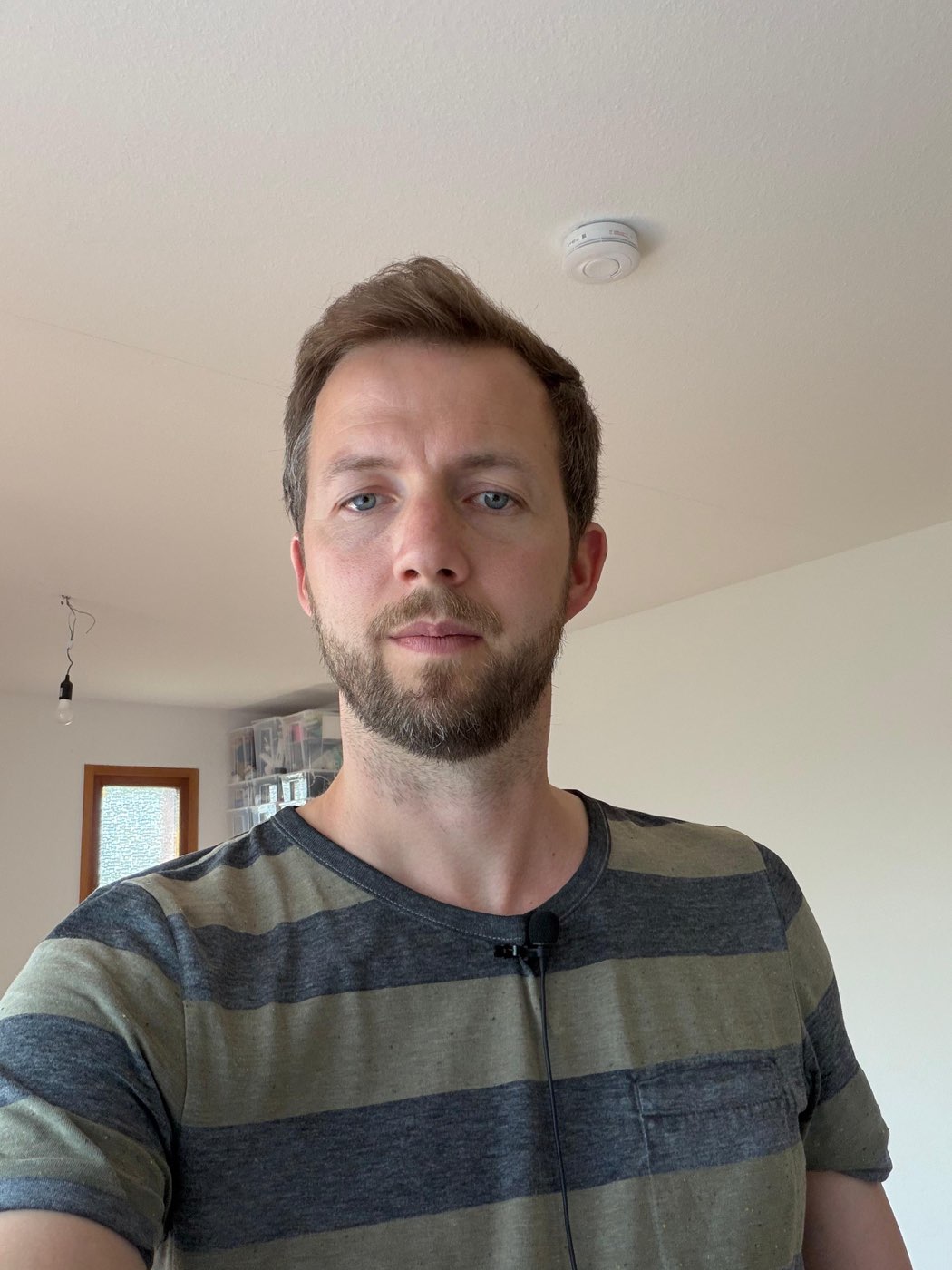 Das Ausgangsbild: ein normales Selfie zuhause