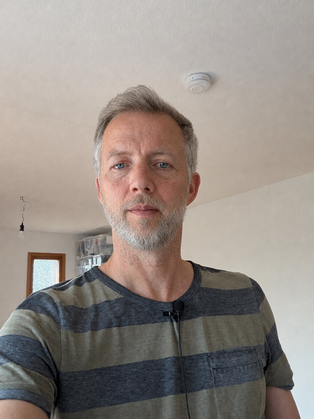 KI-generiertes Bild: dieselbe Person, etwa 30 Jahre älter, mit grauem Haar und Bart