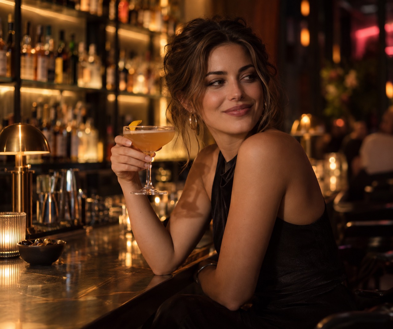 Frau mit Cocktailglas an einer Bar