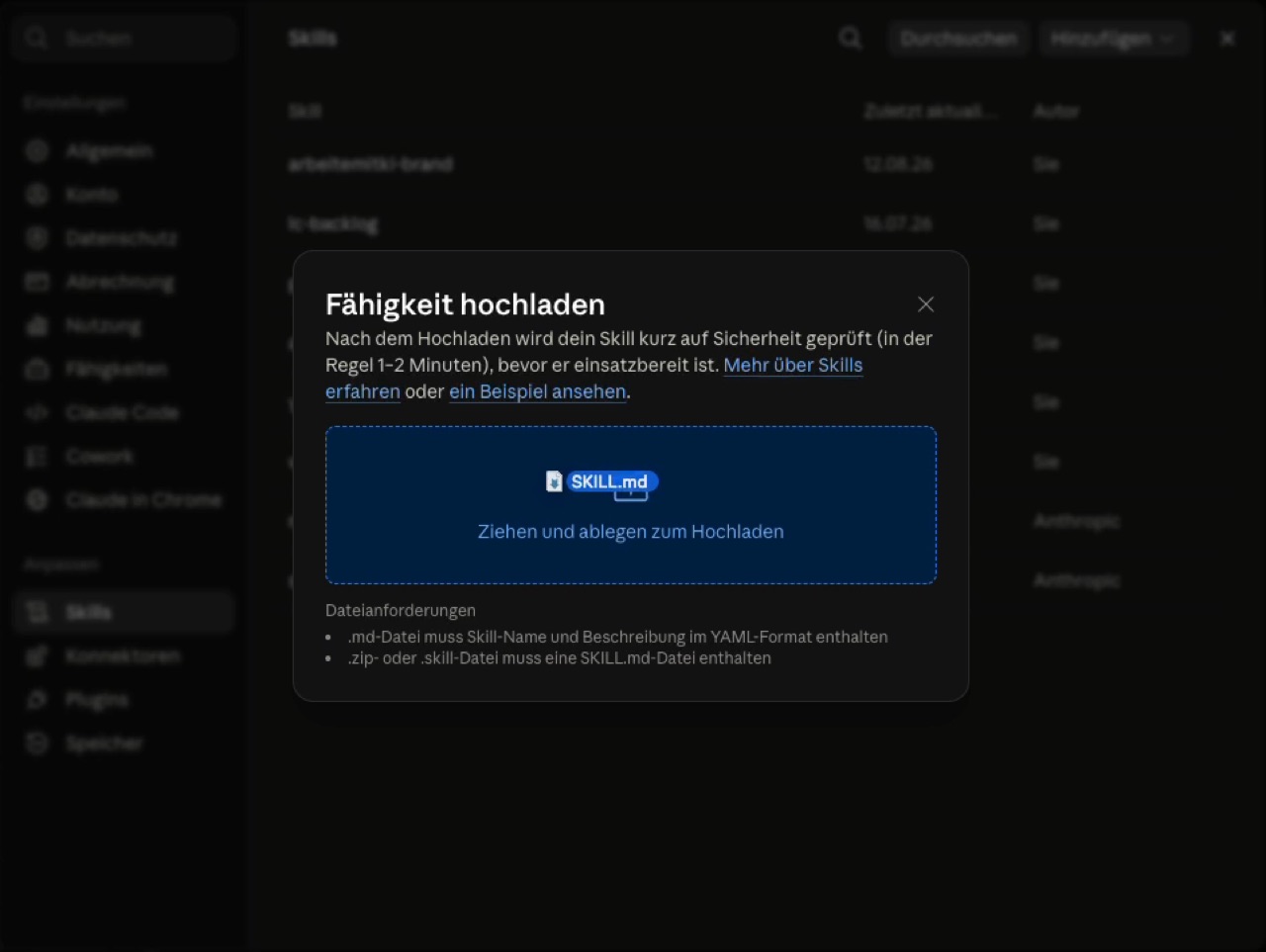 Das Upload-Fenster „Fähigkeit hochladen“ von Claude mit der Datei SKILL.md im Ablegebereich