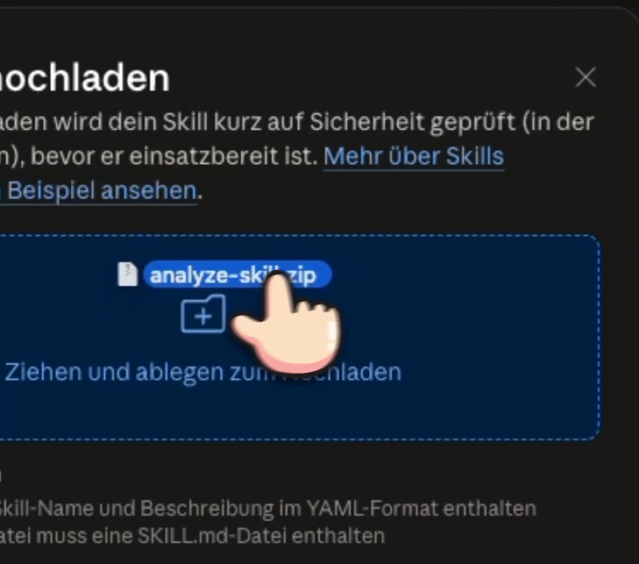Das Upload-Fenster von Claude mit der Datei analyze-skill.zip im Ablegebereich